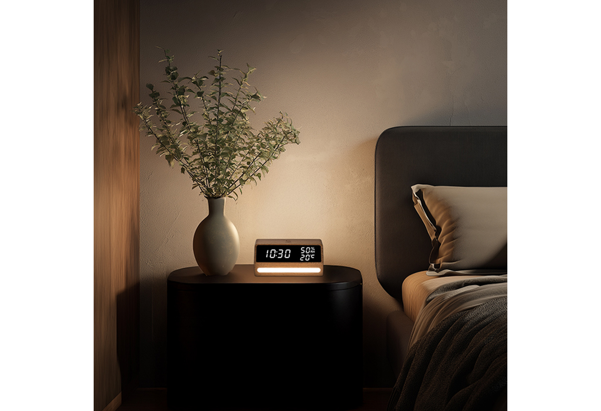 Απεικονίζεται το θερμόμετρο σε κρεβατοκάμαρα, πάνω σε έπιπλο.